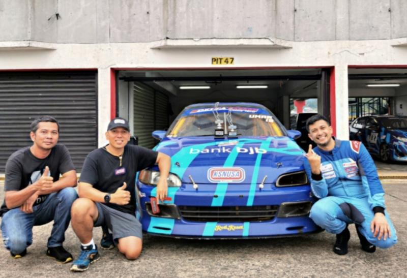 Umar Abdullah (kanan) bersama Ovie Sarjan dan Ebet tuner, mekanik peracik Honda Estilo biru momok baru di balap mobil ISSOM