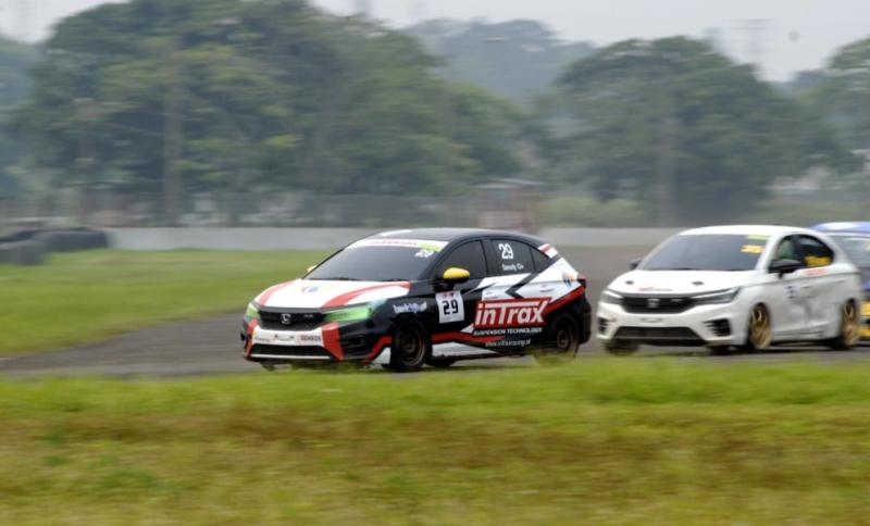 Sendy Setiawan tampak bersaing ketat dengan Benny Santoso (mobil putih yang baru jadi) di HCHRSC maupun ITCR 1500 ISSOM 2022 di Sentul International Circuit, Bogor.