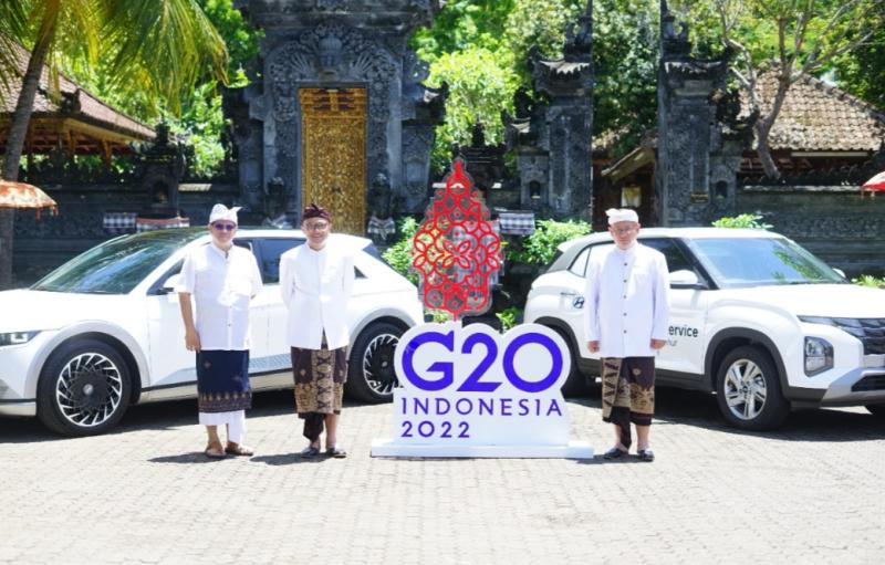 Erwin Djajadiputra selaku Sales Director Hyundai Motors Indonesia, bersama Ari Respati (Direktur Utama ITDC) dan Troy Reza Warokka (Direktur Operasi ITDC) dengan latar belakang Hyundai Mobile Charging di Nusa Dua, Bali tempat bakal berlangsungnya G20