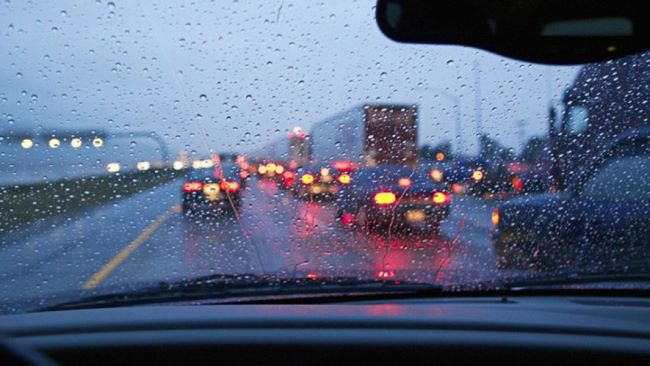 Penggunaan lampu hazard pada saat hujan, sering salah kaprah