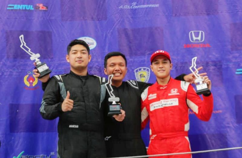 Rio SB (tengah), juara ITCR 1500 Master Kejurnas Balap Mobil ISSOM 2022 putaran 6 di Sentul International Circuit Bogor, setelah terkena hukuman track limit penalti 60 detik