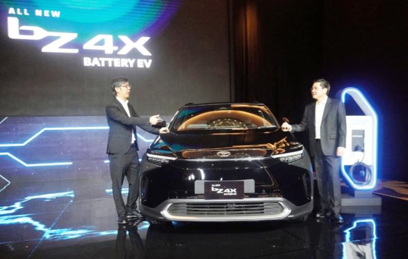 All New Toyota bZ4X, battery EV Toyota pertama diluncurkan di ballroom Hotel Raffles Jakarta hari ini, guna mukung mobiilitas zero emission 