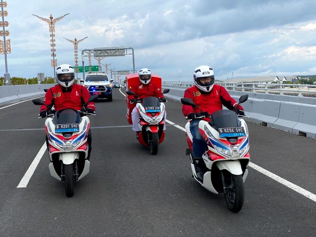 Para penunggang Honda PCX Electric ikut dalam touring kendaraan listrik ke Bali jelang pelaksanaan KTT G20