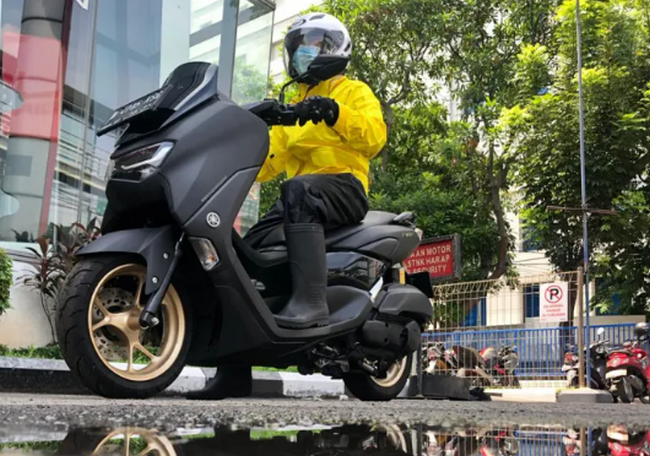 Berkendara aman saat hujan perlu dilengkapi riding gear 