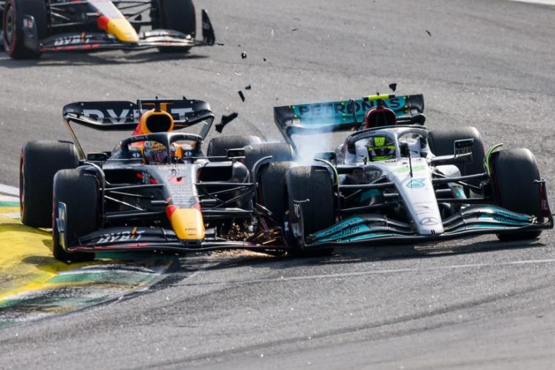 Crash pertama Max Verstappen dan Lewis Hamilton di musim kompetisi 2022, sisa perang panjang di musim 2021. (Foto: formulanerd)