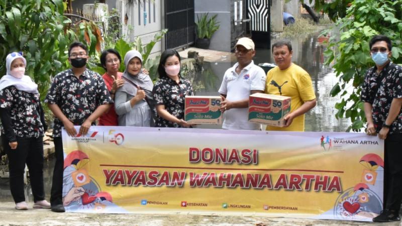 Pemberian donasi kepada korban banjir dari Yayasan Wahana Artha di Tangerang