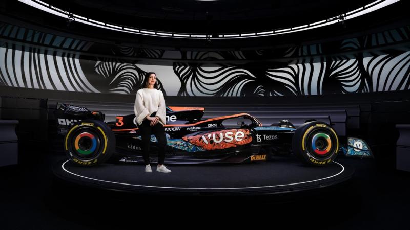 Anna Tangles dengan livery khusus McLaren karyanya saat dipamerkan di Abu Dhabi, UEA. (Foto: dazeddigital)