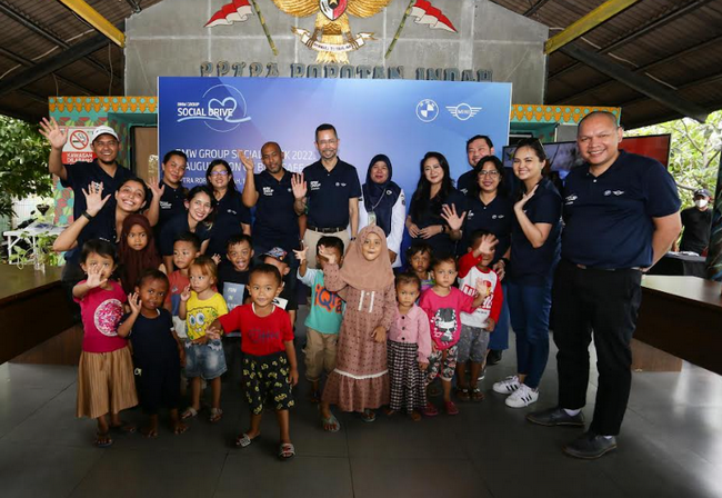 President Director BMW Group Indonesia, Ramesh Divyanathan bersama anak-anak di Ruang Publik Terpadu Ramah Anak (RPTRA) Rorotan Indah