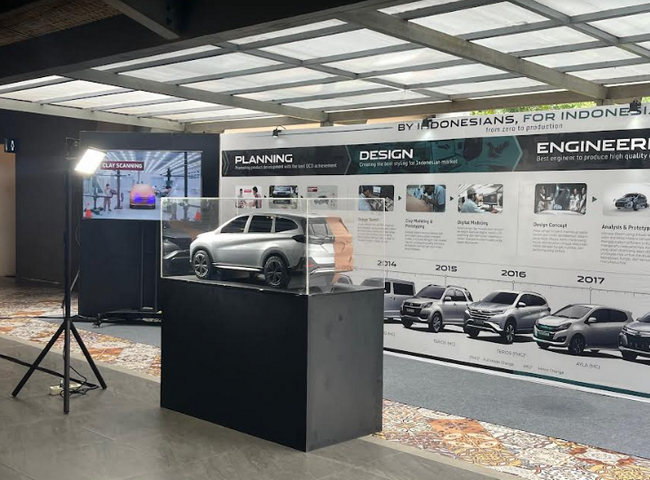 Booth Daihatsu pamer perjalanan produksi berbagai mobilnya