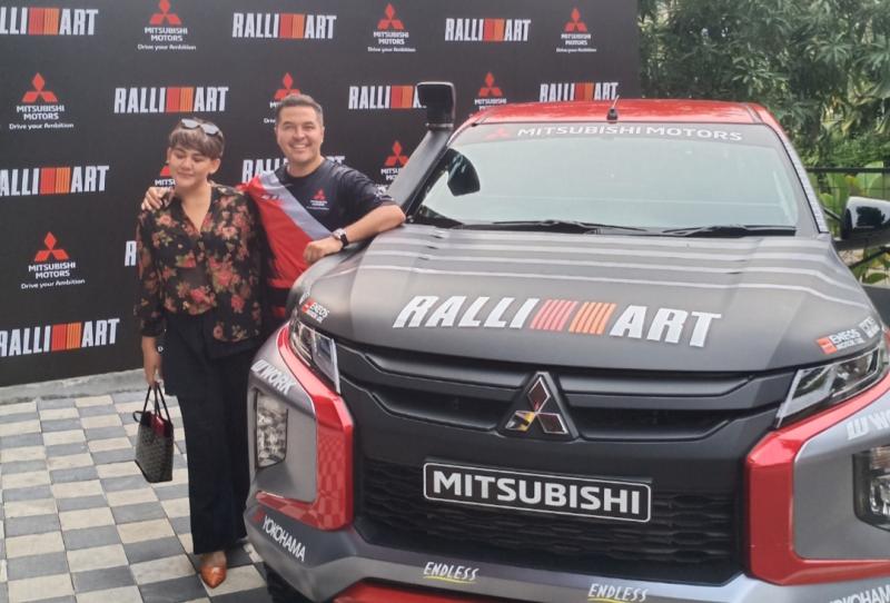 Rifat Sungkar, Sissy Priscillia dan Mitsubishi Triton, salah satu model Mitsubishi yang akan digunakan di ajang Asia Cross Country Rally 2022 di Thailand dan Kamboja. (foto : budi santen)