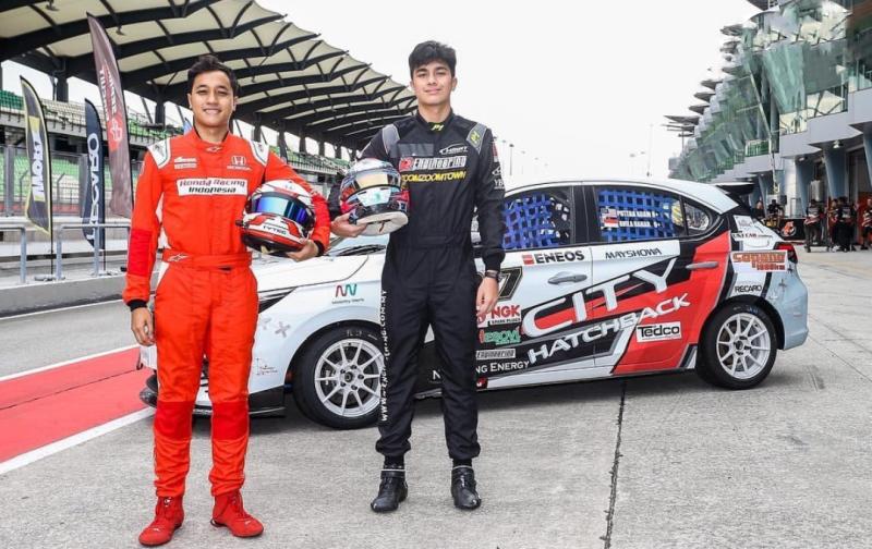 Avila Bahar (kiri) dan Putera Adam, akan start dari posisi ke-5 Sepang 1000 Km Race di Sepang International Circuit, Malaysia, Minggu (20/11/2022) esok