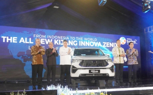 Menko Perekonomian Airlangga Hartarto, Menperin Agus Gumiwang dan manajemen Toyota dalam perkenalan All New Kijang Innova Zenix di pabrik TMMIN Karawang, Jawa Barat, Senin (21/11/2022) siang