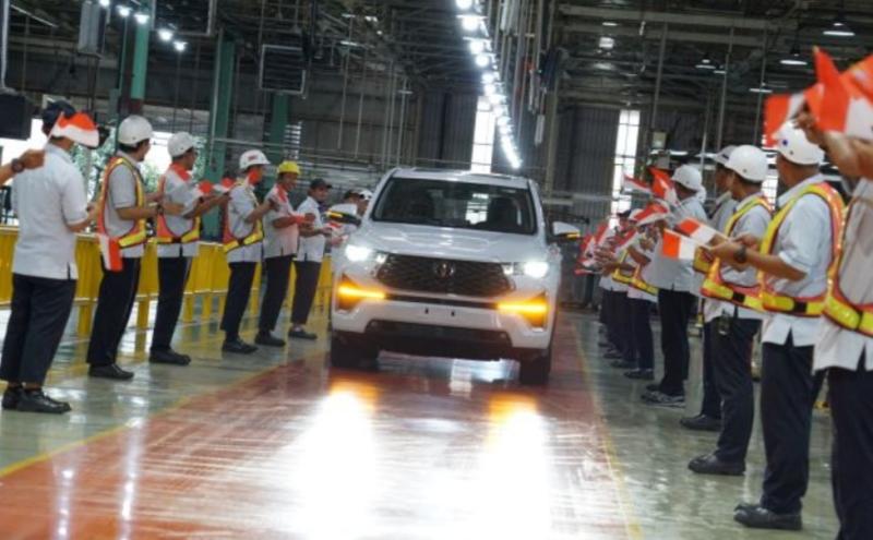 All New Kijang Innova Zenix merupakan generasi Toyota Kijang yang ke-7 diproduksi di Indonesia oleh para enginer lokal, namun produknya diekspor ke-13 negara sehingga memiliki tagline Dari Indonesia Untuk Dunia