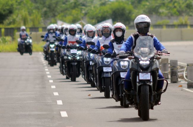 Puluhan siswa terlibat dalam pelatihan safety riding bersama Honda