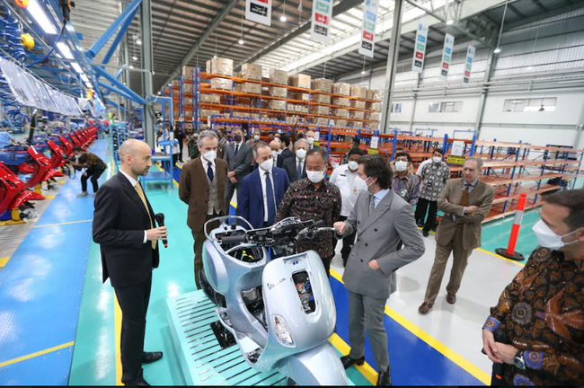 Petinggi Piaggio bersama Menteri Perindustrian dalam peninjauan pembukaan pabrik Piaggio Group di Cikarang