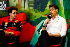 Mattia Binotto dan Toto Wolff, para bos yang berebut jasa Mick Schumacher. (Foto: racingnews)