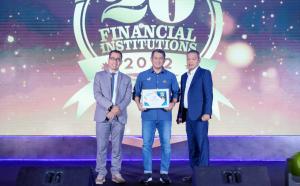 Finance Director Asuransi Astra, Maximiliaan Agatisianus (tengah) menerima penghargaan Top 20 Financial Institution 2022 di kelompok Perusahaan Asuransi Umum Berpremi Bruto Rp2,5 Triliun ke atas.   