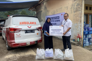Wuling salurkan bantuan berupa makanan dan obat-obatan untuk korban gempa di Cianjur, Jawa Barat 
