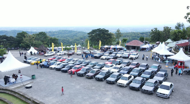 Ramai deretan mobil komunitas BMW Car Clubs Indonesia di destinasi wisata Yogyakarta
