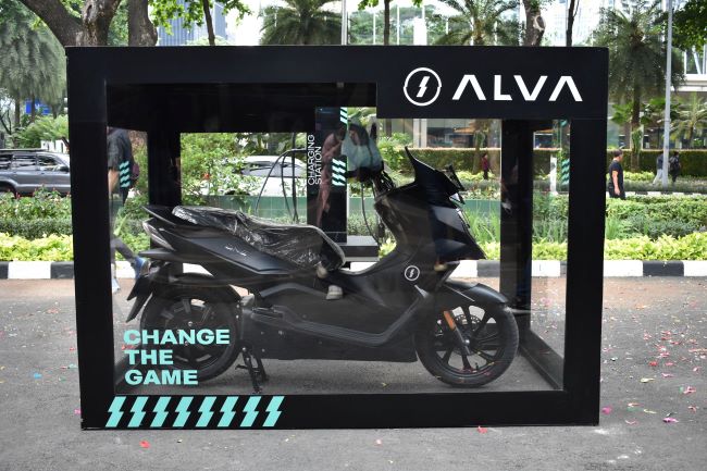 ALVA Mulai Serah Terimakan Motor Listrik Alva One kepada Konsumen di Indonesia