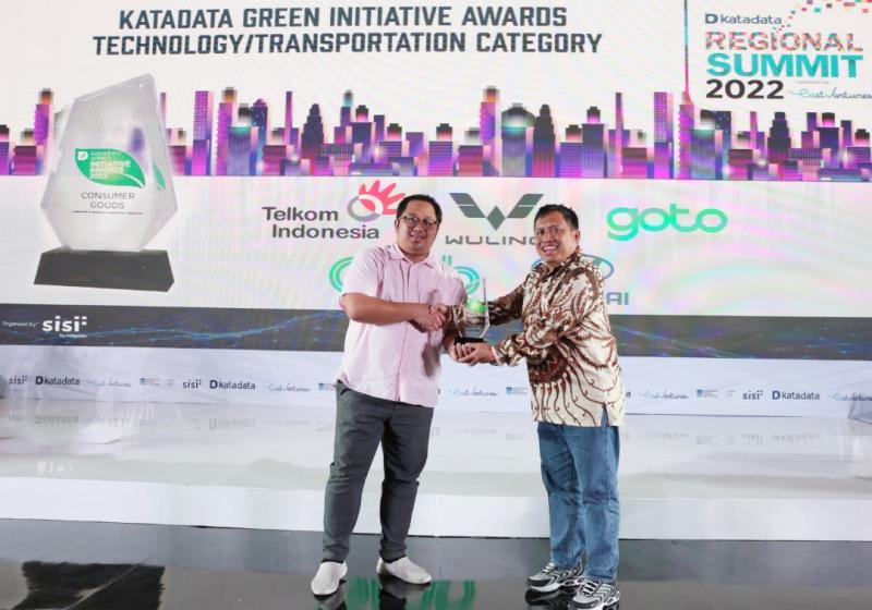 Brian Gomgom dari Wuling menerima trofi penghargaan Katadata Green Initiative Awards untuk kendaraan listrik Wuling Air ev