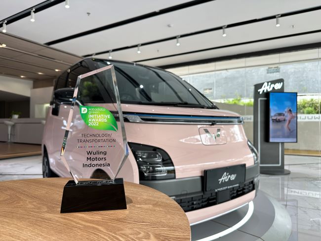 Wuling Air ev mendapat penghargaan Katadata Initiative Green Award yang diserahkan langsung Hariadi