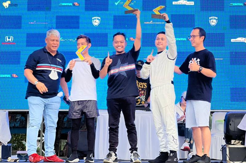 Febrian Agung (tengah) dengan trofi juara 1 Gazpoll Hotlaps Kelas Supercar ISSOM 2022 di Sentul International Circuit, Bogor, Minggu (4/12/2022). 