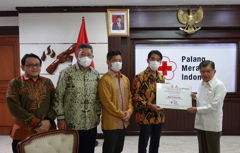 Nobukazu Tanaka selaku Presiden Direktur PT KTB menyerahkan donasi korban gempa Cianjur secara simbolis kepada HM Jusuf Kalla Ketua PMI Indonesia