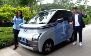 Kendaraan listrik pertama Indonesia, Wuling Air ev di antara Dian Asmahani dan Terry Santoso sebagai hadiah utama Gebyar Traveloka