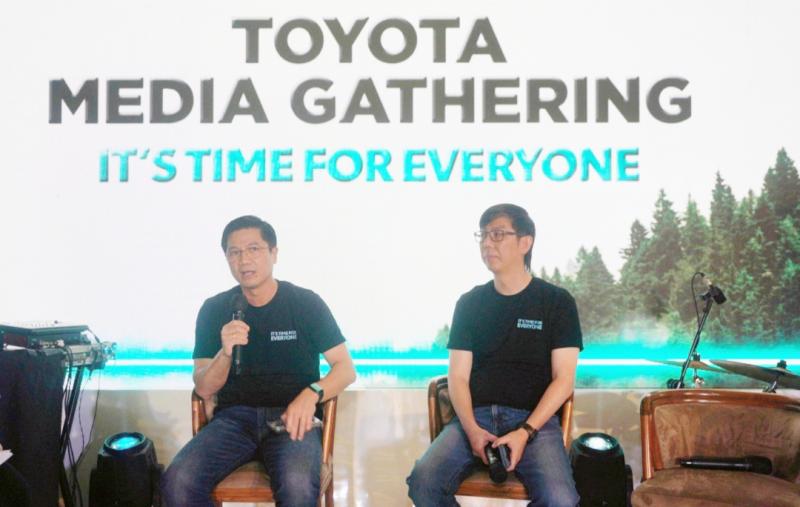 Vice President Toyota Astra Motor Henry Tanoto (kiri, pegang mikrofon) dan Anton Jimmi Suwandy pada Toyota Media Gathering di Jakarta, Kamis (8/12/2022