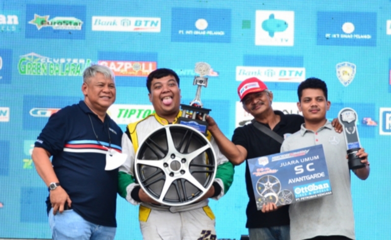 Ini sebagian dari para juara umum MOMRC 2022 mendapat 1 set velg persembahan OTTOBAN Tires and Wheels bersama Tomi Hadi (pembina) dan Iswachyudi (promotor)