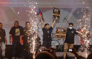 Sumringah pemenang merayakan kemenangan di perang terakhir BlackAuto Battle 2022