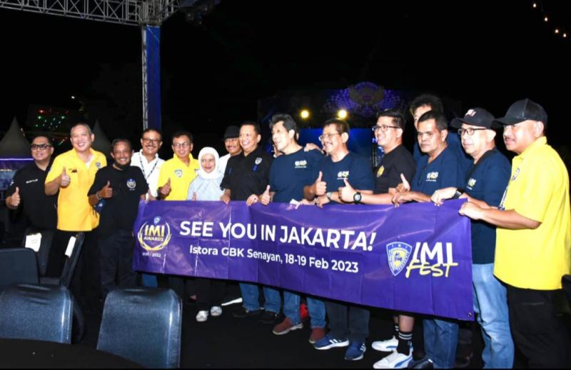 Bamsoet didampingi para pengurus IMI Pusat membentangkan spanduk bertuliskan See You in Jakarta, IMI Fest di Istora GBK Senayan, 18-19 Februari 2023
