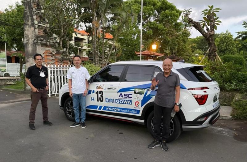 Tim Hyundai GOWA diperkuat Fredrik T Moeladi (kiri), Yona Martinda dan Jeffrey JP di Kejurnas Time Rally 2022 putaran 5 di Bali