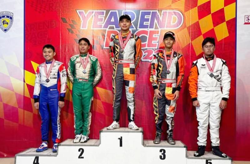 Rafa Dypo (tengah), di podium juara GP Class B event Year End Race 2022 di Sentul International Karting Circuit, Bogor, Minggu (10/12/2022)