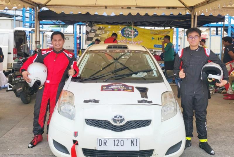 dr. Syahroni Ibnu Sp.BTKV (K)VE (kiri) dan Azzuri Maldini Rodrinata, debut di Kejurnas Sprint Rally 2022 Jababeka, Bekasi, langsung berhasil raih trofi juara 5 kelas F1