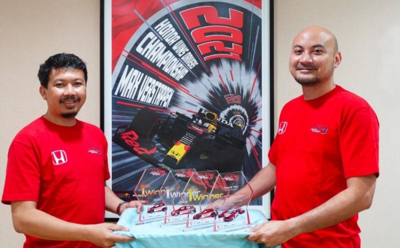 Adhi Parama Sugarda (kanan) dan Harris Muhammad (HM Engineering) Honda komitmen akan terus menyebarkan keseruan balapan ke lebih banyak orang lagi