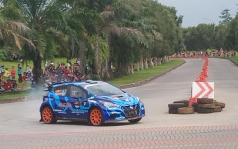 Aksi pembalap serbabisa Dypo Fitra dengan Nissan Micra Proto di ajang Kejurnas Sprint Rally 2022 Jababeka Bekasi, Minggu (11/12/2022). (foto : budi santen)