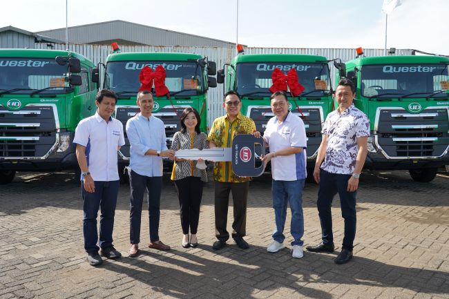 Penyerahan dummy UD Trucs ke pengusaha logistik di Sunter oleh peringgi Astra UD Trucks