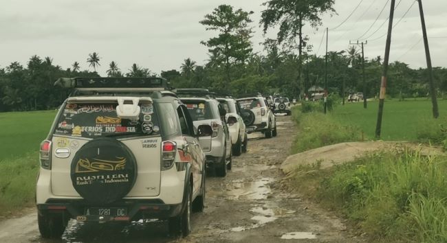 Deretan mobil Daihatsu Terios menuju Ujung Kulon, Banten