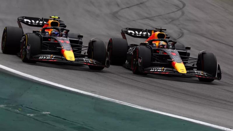 Besutan Max Verstappen dan Sergio Perez berubah nama lagi tahun depan. (Foto: racingnews365) 