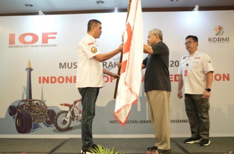 Irjen Pol (Purn) Sam Budigusdian menerima pataka dari Hayono Isman selaku Ketua Umum Komite Olahraga Masyarakat Indonesia setelah terpilih secara aklamasi sebagai Ketua IOF 2022-2026 pada Munas di Hotel Sultan Jakarta