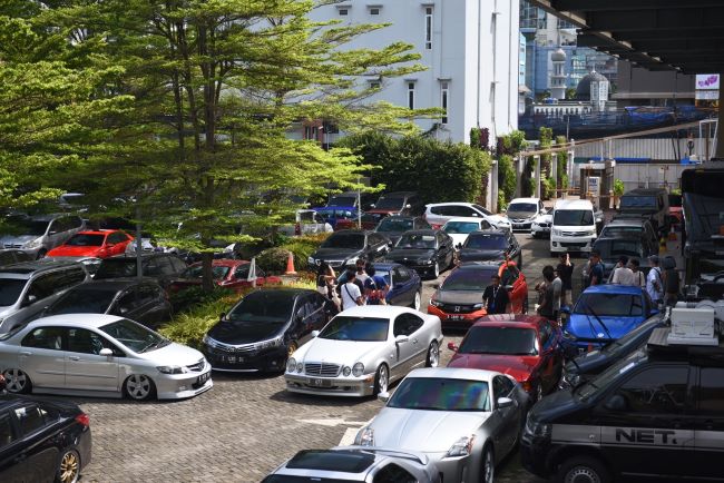 Puluhan mobil modifikasi meluber di Mitra Terrace, Gatot Subroto, Jakarta