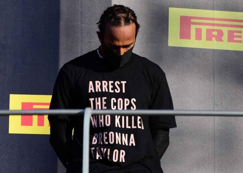 Lewis Hamilton saat gunakan kaos kampanye di panggung F1, kini terlarang. (Foto: ist)