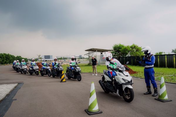 Keseruan pelatihan safety riding Yayasan AHM dengan siswa SMA di Bekasi