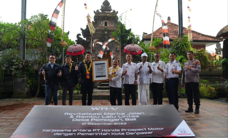 Honda telah melakukan serah terima bantuan revitalisasi marka jalan dan rambu lalu lintas di desa Pemogan, Bali