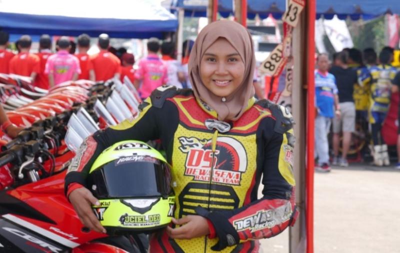 Fisichella Kusumawardani, juara Oneprix kelas Wanita dan andalan Dewasena Racing Team Karawang. (foto : kompas)