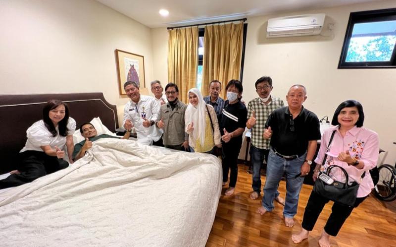 Mantan Ketua IOF Askar Akai Kartiwa yang tengah dalam perawatan karena sakit mendapat kunjungan dari Pembina dan founder IOF di kediaman Jalan Benda, Jakarta Selatan