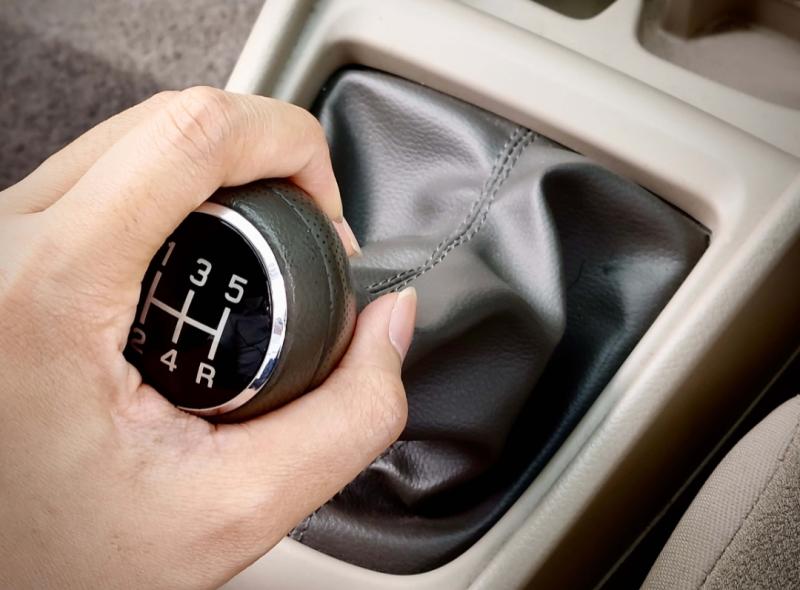 Kebiasaan berkendara yang perlu dilakukan untuk menjaga performa mobil bertransmisi manual