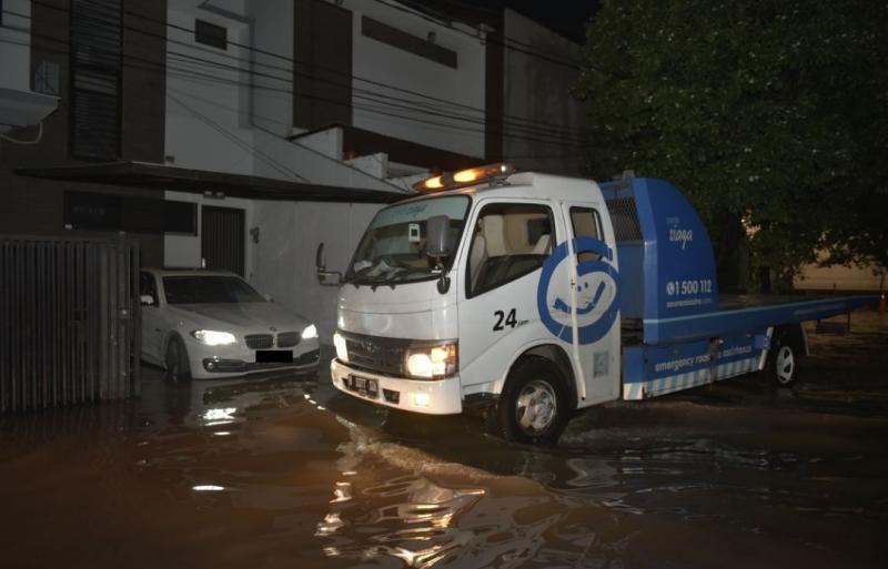 Waspada berkendara di cuaca ekstrem dan langkah tepat untuk melakukan evakuasi dan penyelamatan mobil yang terendam banjir